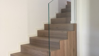 Rivestimento in Rovere tinto, toro continuo, ringhiera in vetro