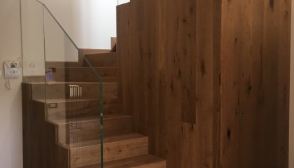 Rivestimento in Rovere tinto, toro continuo, ringhiera in vetro